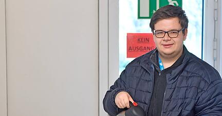 Jeden Samstag hat Familie K&ouml;rmann Fr&uuml;hst&uuml;ck f&uuml;r Wohnungslose gemacht und gespendet, auch Immanuel K&ouml;rmann schenkte Kaffee aus. Foto: Mario Berger