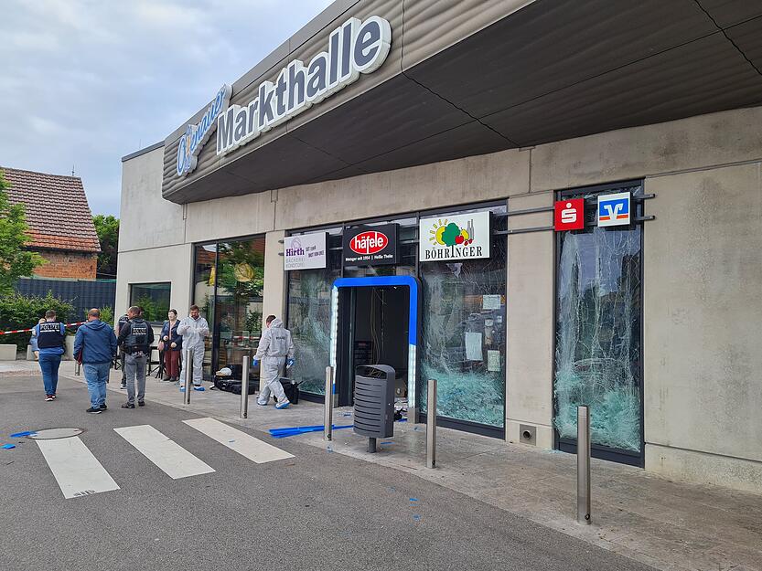 Ein Geldautomat in der Markthalle in Offenau wurde am frühen Donnerstagmorgen gesprengt. Die Polizei ist noch vor Ort,