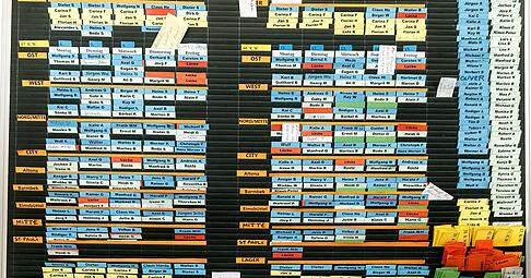 Wer arbeitet wann? Das regelt in vielen Unternehmen der Dienstplan.