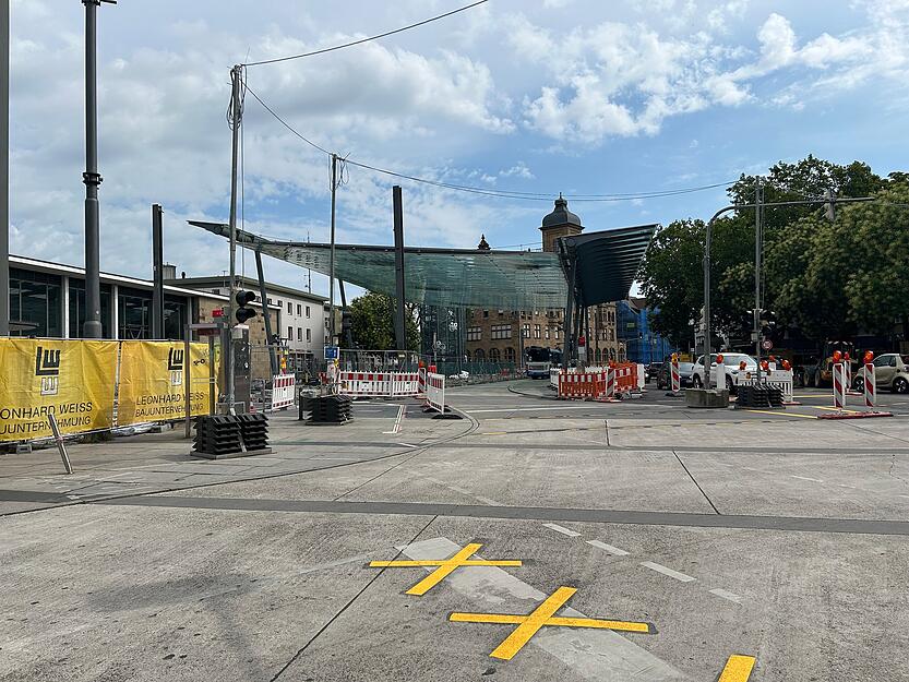 Die neue Busbucht wird in dem Bereich der Pkw-Kurzzeitparkplätze platziert.