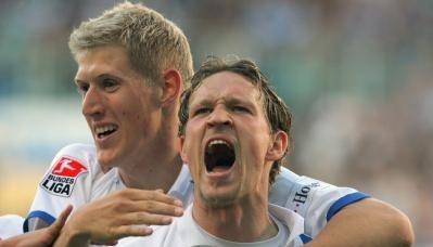 Enrico Kern (vorn) jubelt über einen Treffer für Hansa.