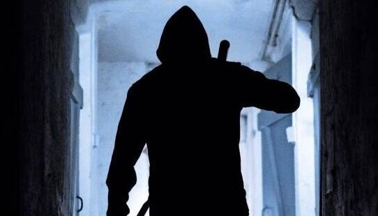 Zwei Männer brachen in einen Heilbronner Handyladen ein.