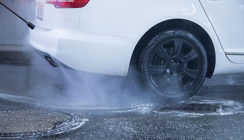 Selber waschen statt Waschanlage: Mit einem Hochdruckreiniger lässt sich das Auto gründlich reinigen. Selber waschen statt Waschanlage: Mit einem Hochdruckreiniger lässt sich das Auto gründlich reinigen.