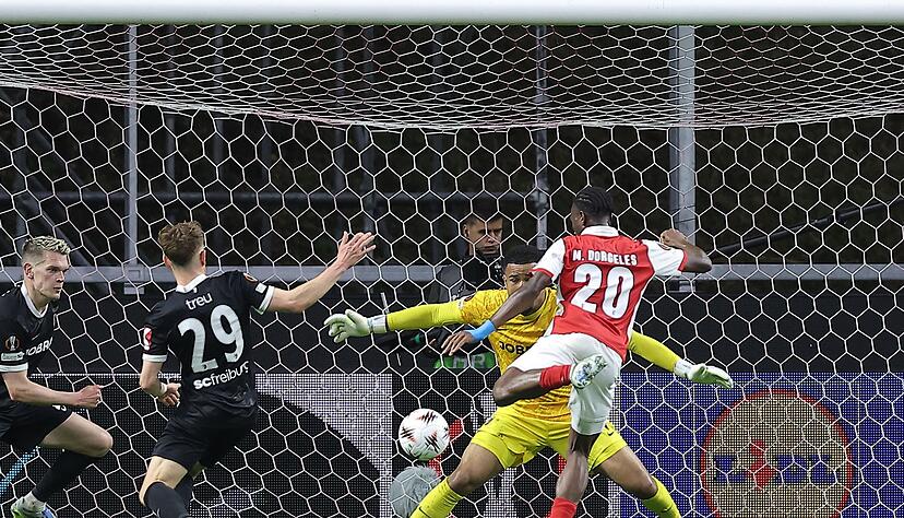 Chancenlos in der Nachspielzeit: Die SC-Defensive um Noah Atubolu