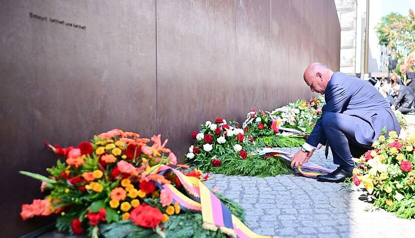 Am 13. August 1961 begann der Bau der Berliner Mauer. Der Regierende Bürgermeister Wegner legte einen Kranz zur Erinnerung nieder. Am 13. August 1961 begann der Bau der Berliner Mauer. Der Regierende Bürgermeister Wegner legte einen Kranz zur Erinnerung nieder.
