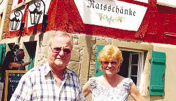 Die Fachwerkkulisse gibt dem Eppinger Altstadtfest seinen besonderen Charme, finden Heimattage-Koordinator Manfred Staub und seine Mitarbeiterin Heidi Gebhard. (Foto: spf)
