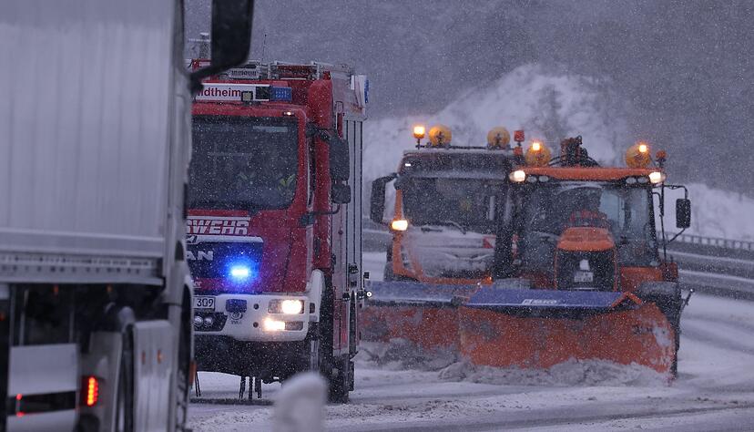 Schneeräumfahrzeuge sind auf der B51 bei Blankenheim (Nordrhein-Westfalen) unterwegs. Schneeräumfahrzeuge sind auf der B51 bei Blankenheim (Nordrhein-Westfalen) unterwegs.