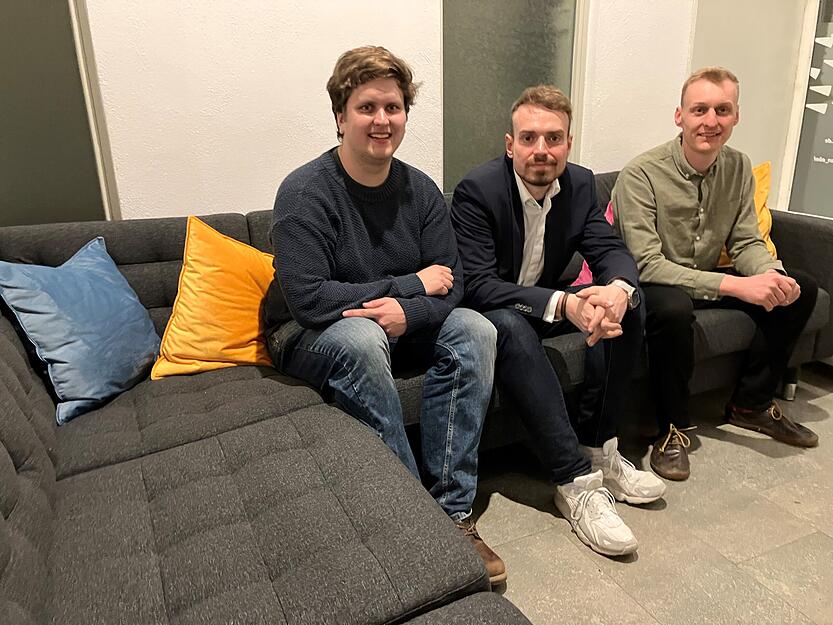 Ernüchterung und Enttäuschung im Parteibüro des Kreisverbands in Schwäbisch Hall: Finn Pfaller (von links, Juli), Valentin Abel (Direktkandidat Wahlkreis Schwäbisch Hall – Hohenlohe) und Fridolin Mertzlufft (FDP-Ortsverband Schwäbisch Hall).