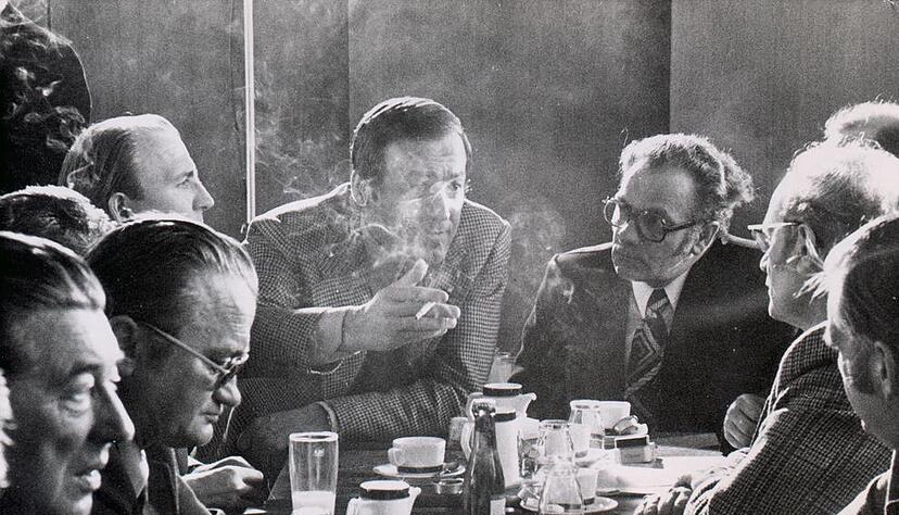 Harte Debatten bis die Köpfe rauchen: Franz Steinkühler (Mitte) und Klaus Zwickel (links hinten) mit Gewerkschaften und Betriebsräten am 9. April bei Beratungen in Frankfurt über die geplanten Massenentlassungen. Harte Debatten bis die Köpfe rauchen: Franz Steinkühler (Mitte) und Klaus Zwickel (links hinten) mit Gewerkschaften und Betriebsräten am 9. April bei Beratungen in Frankfurt über die geplanten Massenentlassungen.