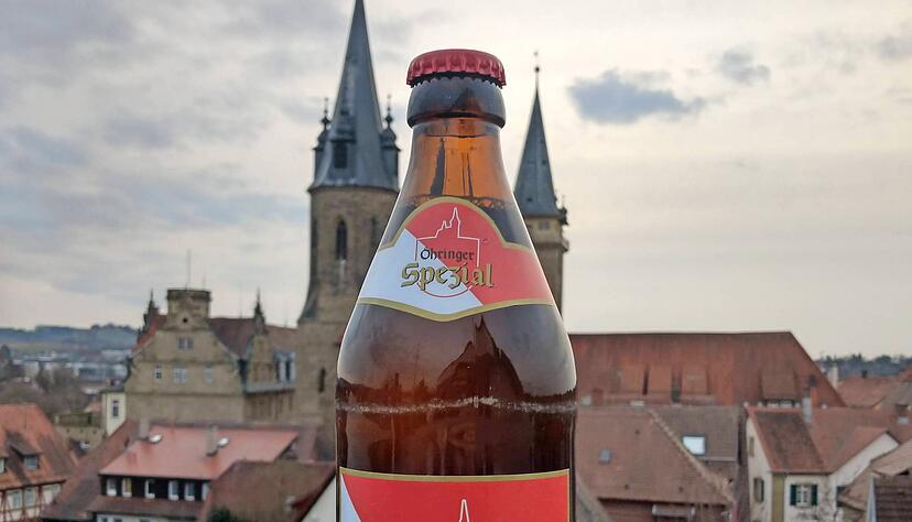 "Zu erfolgreich" sei der Verkauf ihres Bieres gewesen, so die Macher. Doch das Produkt erscheint nicht wirklich als Erfolgsgeschichte: Nachdem auch Wettbewerbszentrale und Stadt Kritik adressieren, wird es nun vom Markt genommen.
Foto: Archiv/privat "Zu erfolgreich" sei der Verkauf ihres Bieres gewesen, so die Macher. Doch das Produkt erscheint nicht wirklich als Erfolgsgeschichte: Nachdem auch Wettbewerbszentrale und Stadt Kritik adressieren, wird es nun vom Markt genommen.
Foto: Archiv/privat