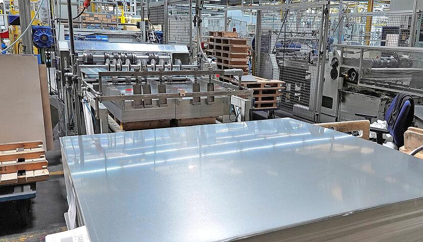 Noch werden Blechplatten eingekauft. K&uuml;nftig sollen sie von der Rolle geschnitten werden. Eine der vielen Investitionen f&uuml;r h&ouml;here Produktivit&auml;t.