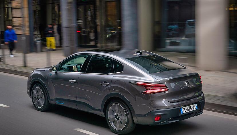 Der e-C4X streckt sich auf 4,60 Meter und kratzt damit an der Mittelklasse.