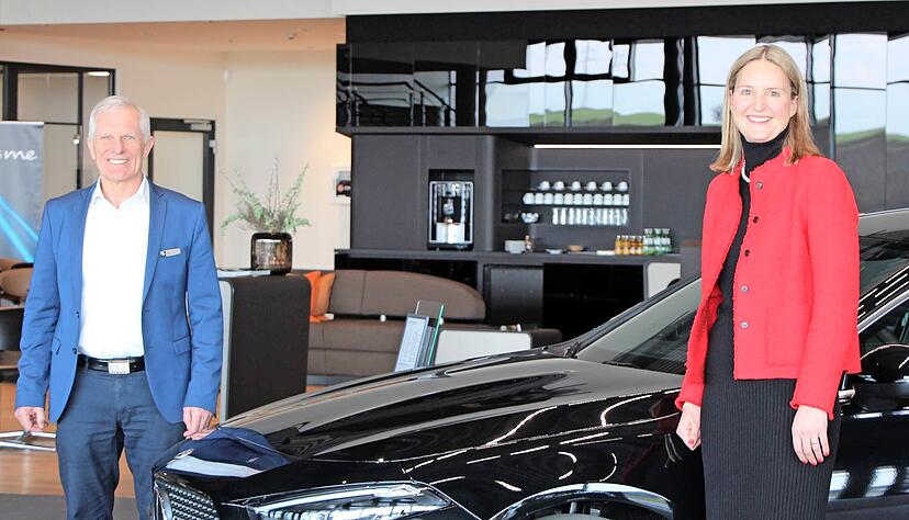 Centerleiter Roman Kilian und Lisa Widmann freuen sich &uuml;ber das neue Domizil von Autohaus Widmann.