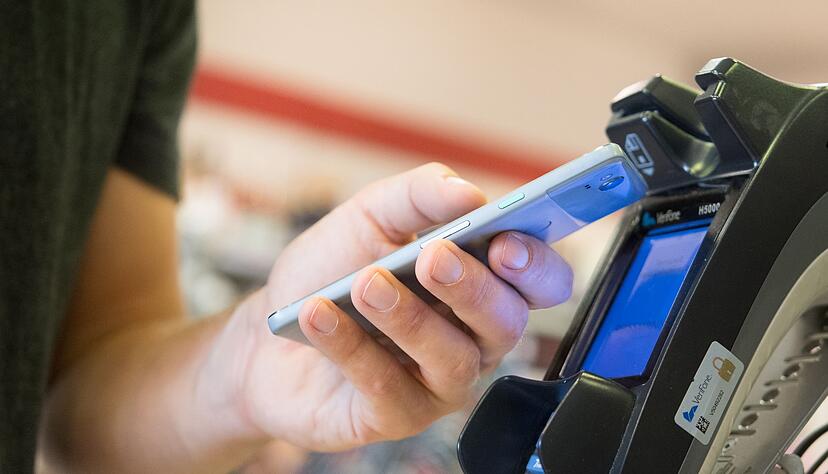 Im Vorbeigehen: Wer mit dem Smartphone Eink&auml;ufe zahlt, muss nicht nach M&uuml;nzen oder Karten kramen.