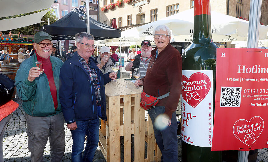 Erste Besucher schnappen sich bereits am Eröffnungsabend ein Glas auf dem Heilbronner Weindorf.