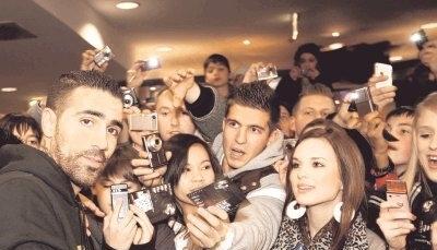 Endlich ist er da: Bis zu vier Stunden harrten die Fans aus, um ein Foto, Autogramm oder kurzes Video mit ihrem Star Bushido (links) zu bekommen. Die Jugendlichen kletterten auf Getränkeautomaten, um eine bessere Sicht zu haben.Foto: Mehmet Filiz Endlich ist er da: Bis zu vier Stunden harrten die Fans aus, um ein Foto, Autogramm oder kurzes Video mit ihrem Star Bushido (links) zu bekommen. Die Jugendlichen kletterten auf Getränkeautomaten, um eine bessere Sicht zu haben.Foto: Mehmet Filiz