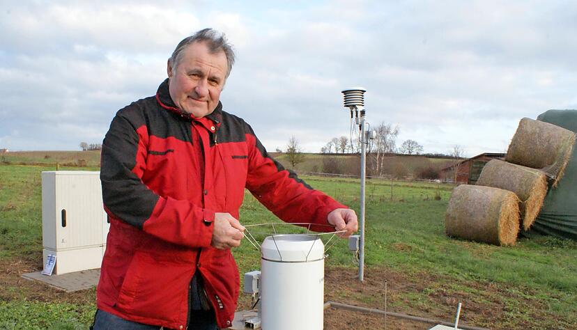 Günter Volz am Regenmesser der Wetterstation in Elsenz. Nur unweit des vorherigen Standortes hat der Wetterdienst eine neue Station aufgebaut.
Foto: Friese Günter Volz am Regenmesser der Wetterstation in Elsenz. Nur unweit des vorherigen Standortes hat der Wetterdienst eine neue Station aufgebaut.
Foto: Friese