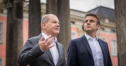 Bundeskanzler Olaf Scholz (l.), der sonst für Emmanuel Macron der wichtigste Gesprächspartner in Berlin ist, hat diesmal nur eine Nebenrolle.