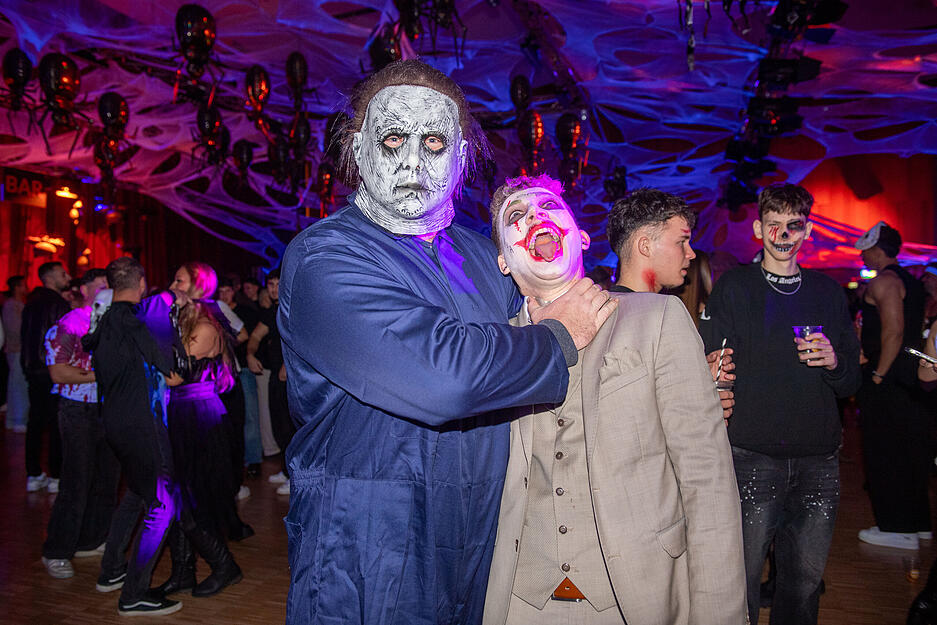 Einige Gäste der Halloween-Party in der Heilbronner Harmonie haben sich in gruselige Outfits geworfen.