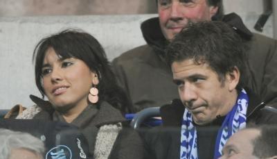 Dino Drpic (r) sitzt mit Gefährtin Nives Celsius beim Pokal-Achtelfinale auf der Tribüne. Dino Drpic (r) sitzt mit Gefährtin Nives Celsius beim Pokal-Achtelfinale auf der Tribüne.