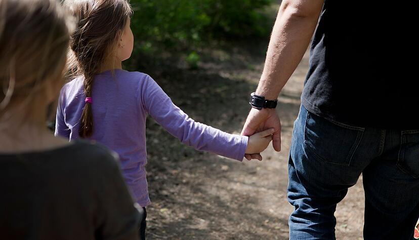 Austausch statt Verdrängung: Wer Reue in Bezug auf die eigene Elternschaft empfindet, sollte aktiv werden.