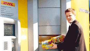 Die erste DHL-Packstation wurde gestern auf dem Lidl-Parkplatz in der Heilbronner Urbanstra&szlig;e n Betrieb genommen.
          Foto: Andreas Veigel