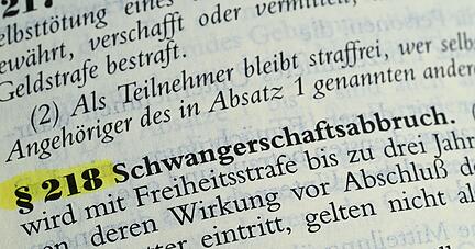Eine Abtreibung ist nach Paragraf 218 grundsätzlich strafbar, es sei denn, sie findet innerhalb der ersten zwölf Wochen statt und die Frau hat sich zuvor beraten lassen.