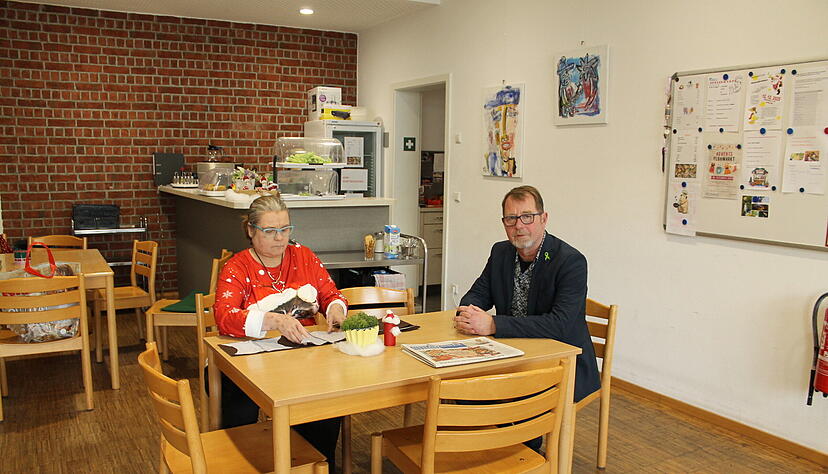 Besucherin Barbara Krause und Gesch&auml;ftsf&uuml;hrer Uwe Hellwich in der vom Weinsberger Hilfsverein betriebenen Tagesst&auml;tte in der Wilhelmstra&szlig;e in Heilbronn.