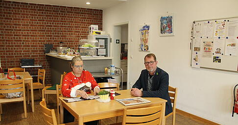 Besucherin Barbara Krause und Gesch&auml;ftsf&uuml;hrer Uwe Hellwich in der vom Weinsberger Hilfsverein betriebenen Tagesst&auml;tte in der Wilhelmstra&szlig;e in Heilbronn.