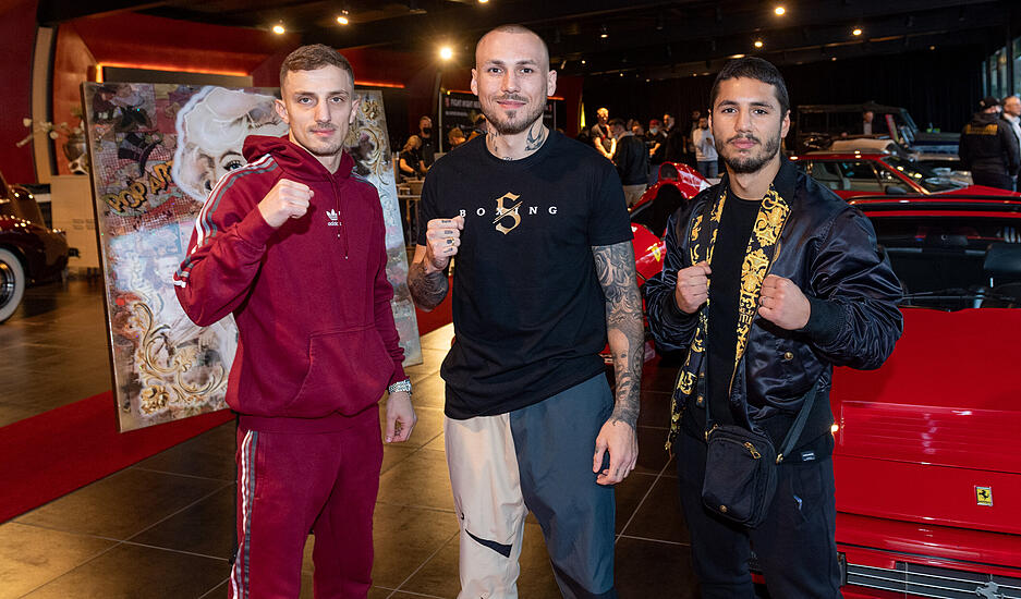 Die Lokalmatadoren posieren standesgem&auml;&szlig; vor Marilyn Monroe und einem Ferrari (v.l.): Kastriot Sopa, Slawa Spomer und Hakan Tosun.