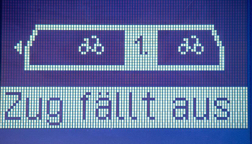 Auf einer Anzeigetafel steht "Zug fällt aus".