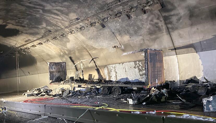 Nicht nur der Stra&szlig;enverkehr ist nach dem Brand im Engelbergtunnel betroffen, sondern auch die Strohg&auml;ubahn.