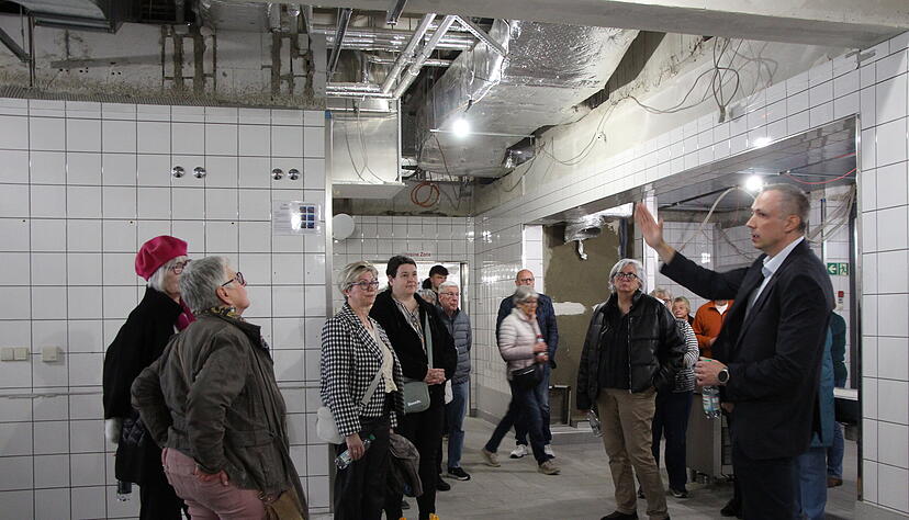 Erster Beigeordneter Ulrich Walter erkl&auml;rt einer Gruppe im Rahmen einer F&uuml;hrung, wie es im ehemaligen Klinik-Geb&auml;ude in K&uuml;nzelsau weitergehen soll.