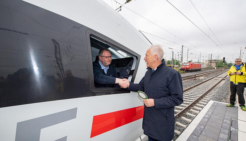 Die Hoffnung war groß: OB Harry Mergel bei der Einfahrt des ersten ICE am Heilbronner Hauptbahnhof.
Foto: Archiv/Berger