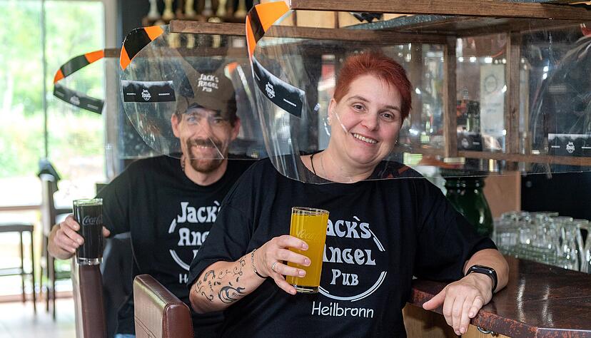 Haben f&uuml;r ihr Lokal Jack"s Angel Pub als Corona-Schutz in Eigenbau Trennw&auml;nde f&uuml;r Theke und Tresen gezimmert: Thomas und Andrea Engel. Dreieinhalb Tage hat der Gastwirt an den Konstruktionen aus Holz und Kunststoff gearbeitet.  Foto: Mario Berger