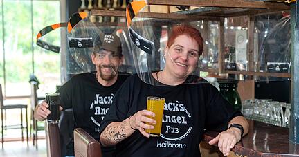 Haben für ihr Lokal Jack"s Angel Pub als Corona-Schutz in Eigenbau Trennwände für Theke und Tresen gezimmert: Thomas und Andrea Engel. Dreieinhalb Tage hat der Gastwirt an den Konstruktionen aus Holz und Kunststoff gearbeitet.
Fotos: Mario Berger Haben für ihr Lokal Jack"s Angel Pub als Corona-Schutz in Eigenbau Trennwände für Theke und Tresen gezimmert: Thomas und Andrea Engel. Dreieinhalb Tage hat der Gastwirt an den Konstruktionen aus Holz und Kunststoff gearbeitet.
Fotos: Mario Berger