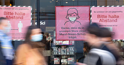 "Bitte halte Abstand" und "Danke, dass du in unserem Store einen Mund-Nasen-Schutz trägst" ist auf Schildern in einem Schaufenster von einem Geschäft in der Innenstadt zu sehen. Foto: dpa