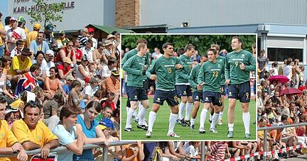 Die Socceroos (kleines Foto) beim Training im frisch renovierten Otto-Meister-Stadion. Die Übungseinheiten der australischen Nationalmannschaft verfolgten immer viele Zuschauer.
