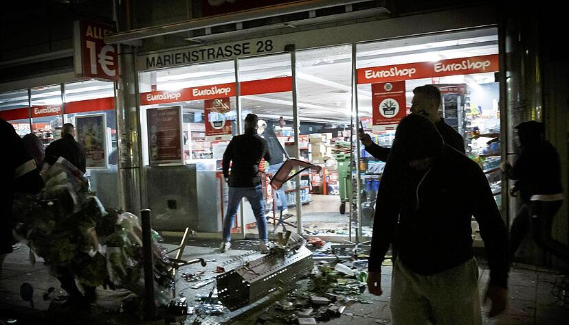 Mit einem Gro&szlig;aufgebot war die Polizei vor Ort.
Fotos: dpa