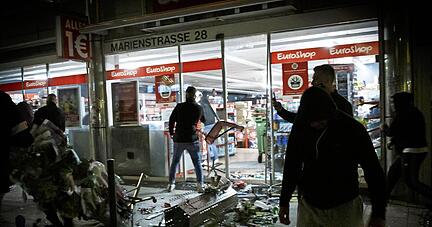 Mit einem Gro&szlig;aufgebot war die Polizei vor Ort.
Fotos: dpa