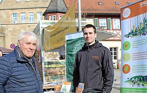 Besucher Axel Mühlthaler (links) lässt sich von Jannis Belz von der Bürgerenergiegenossenschaft Energeno zu einem Solarmodul für den Balkon beraten.