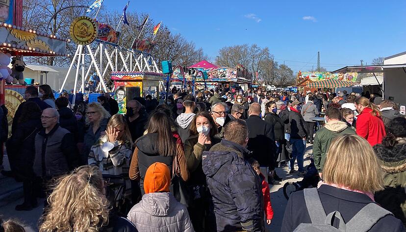 Bei strahlendem Sonnenschein zieht es am Sonntag noch mehr Menschen auf den Pferdemarkt Bei strahlendem Sonnenschein zieht es am Sonntag noch mehr Menschen auf den Pferdemarkt