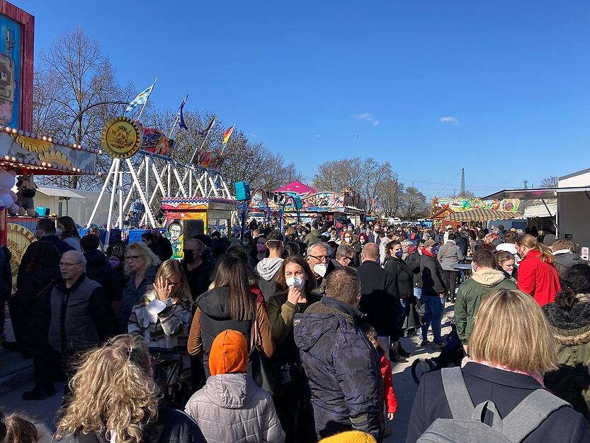 Bei strahlendem Sonnenschein zieht es am Sonntag noch mehr Menschen auf den Pferdemarkt Bei strahlendem Sonnenschein zieht es am Sonntag noch mehr Menschen auf den Pferdemarkt