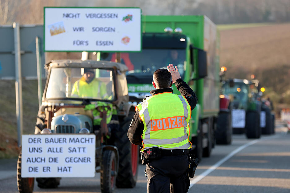 Bauernprotest: Landwirte versammeln sich am Sinsheimer Stadion