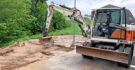 Mit schwerem Gerät muss der Schlamm entfernt werden, den das Wasser einen Hang Richtung Bauhof und Stadtwerke Neckarsulm hinab spülte.
Fotos: Alexander Klug