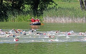 Auch für Zuschauer ist der Start der Schwimmer immer wieder ein Höhepunkt. Die DLRG fährt mit, um den Sportlern in Notlagen zu helfen.
Foto: Ralf Seidel Auch für Zuschauer ist der Start der Schwimmer immer wieder ein Höhepunkt. Die DLRG fährt mit, um den Sportlern in Notlagen zu helfen.
Foto: Ralf Seidel