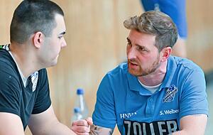 Aufstiegs-Trainer Simon Weiberle (rechts) mit Samuel Schmid. Aufstiegs-Trainer Simon Weiberle (rechts) mit Samuel Schmid.