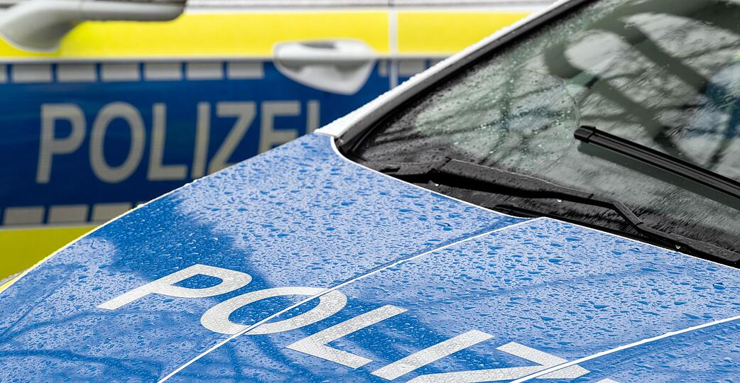 Jugendliche erkunden einen alten Bunkerstollen am Freiburger Schlossberg und l&ouml;sen einen Rettungseinsatz aus. (Symbolbild)