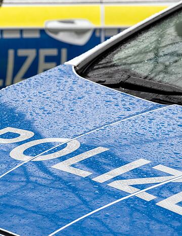 Jugendliche erkunden einen alten Bunkerstollen am Freiburger Schlossberg und l&ouml;sen einen Rettungseinsatz aus. (Symbolbild)