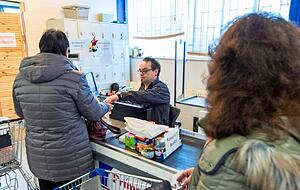 Andreas Carl (2.v.l.) leitet den Laden seit neun Jahren und kennt viele seiner Kunden gut.